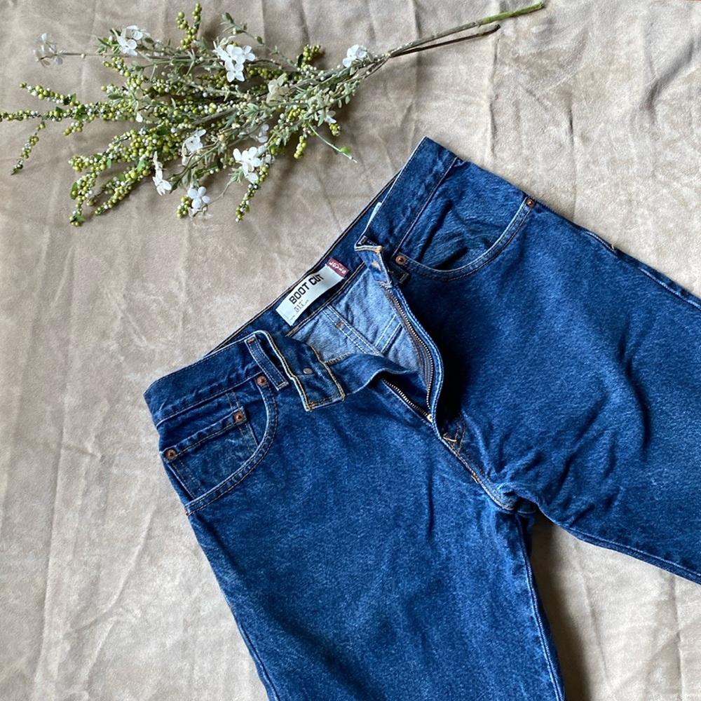 Men’s Levi’s 517 dark wash, boot cut jeans. Size 36 x 34. Excellent condition!